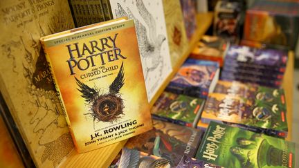 Une copie du huitième tome de la saga "Harry Potter", vendue à New York, le 3 août 2016. (VOLKAN FURUNCU / ANADOLU AGENCY / AFP)