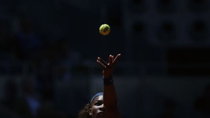 L'Am&eacute;ricaine Serena Williams sert en finale de l'open de tennis de Madrid face &agrave; la Russe, Maria Sharapova, le 12 mai 2013. (SUSANA VERA / REUTERS)