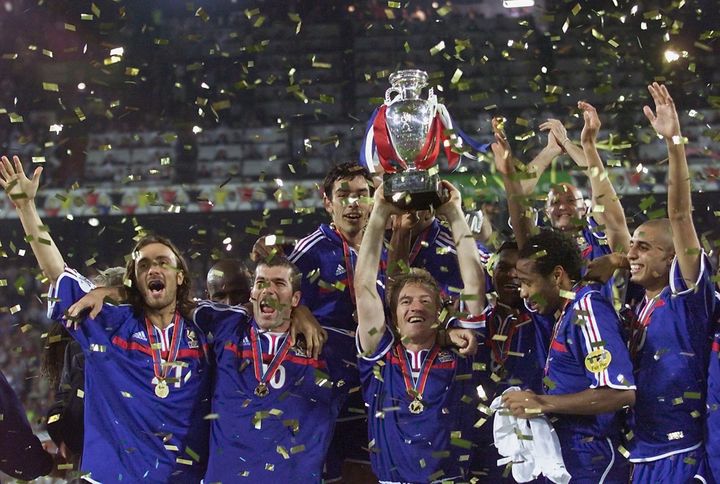 Didier Deschamps soulève le trophée de l'Euro, le 2 juillet 2000 à Rotterdam (PHILIPPE HUGUEN / AFP)