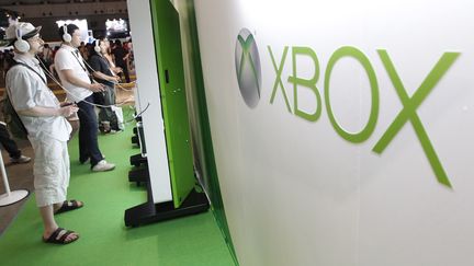 Des visiteurs d'un salon de jeux vid&eacute;o &agrave; Tokyo (Japon) jouent sur une Xbox 360, le 15 septembre 2011. La sortie de la nouvelle Xbox est attendue pour la fin de l'ann&eacute;e 2013. (KIM KYUNG HOON / REUTERS)