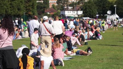 Wimbledon est le tournoi des traditions.&nbsp;Parmi&nbsp;elles, se&nbsp;trouvent&nbsp;celle&nbsp;de faire la queue pour&nbsp;obtenir&nbsp;les derniers billets encore en vente.&nbsp;Certains y passent plusieurs jours.&nbsp;C’est même un art de l'autre côté de la Manche. (CAPTURE ECRAN FRANCE 3)