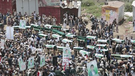 Des funérailles collectives après un raid aérien qui a fait 51 morts, le 13 août 2018. (HANI AL-ANSI / DPA / AFP)