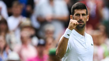 Novak Djokovic après sa victoire contre Pedro Cachin au premier tour de Wimbledon, le 3 juillet 2023. (DANIEL LEAL / AFP)