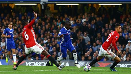 N'Golo Kante passe entre deux défenseurs mancuniens (KIERAN MCMANUS / BACKPAGE IMAGES LTD)