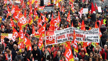 Des manifestants à Marseille, le 5 décembre 2019. (CLEMENT MAHOUDEAU / AFP)