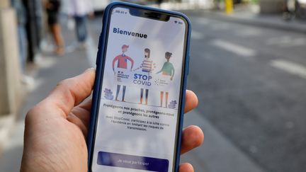 L'application StopCovid a été lancée le 2 juin 2020.&nbsp; (THOMAS SAMSON / AFP)