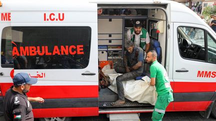 An ambulance brings an injured person to Al-Shifa hospital in Gaza, October 15, 2023. (DAWOOD NEMER / AFP)