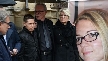 Jonathann Daval, soupçonné du meurtre de sa femme, Jean-Pierre et Isabelle Fouillot, les parents de la jeune femme, le 8 novembre 2017 à Gray (SEBASTIEN BOZON / AFP)