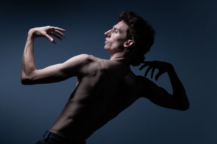 Arthur Cadre mêle danse, contorsion et lévitation dans ses œuvres. (JOEL SAGET / AFP)