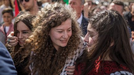 L'activiste palestinienne&nbsp;Ahed Tamimi (centre) célèbre sa sortie de prison, à&nbsp;Nabi Saleh, le 29 juillet 2018. (ILIA YEFIMOVICH / DPA / AFP)