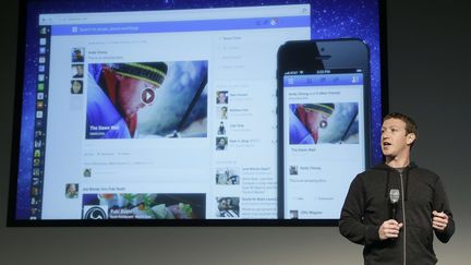 Le PDG de Facebook, Mark Zuckerberg, pr&eacute;sente le nouveau fil d'actualit&eacute;s du r&eacute;seau social au si&egrave;ge du groupe en Californie, le 7 mars 2013. (JEFF CHIU / AP / SIPA)