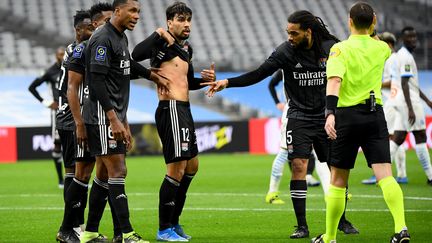 Le milieu de terrain brésilien de l'Olympique Lyonnais Lucas Paqueta conteste un penalty à son encontre lors de Marseille-Lyon en Ligue 1 le 28 février 2021 (CLEMENT MAHOUDEAU / AFP)