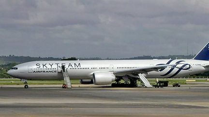 &nbsp; (Après un atterrissage d'urgence à Mombasa, les passagers du Boeing d'Air France ont été évacués par les toboggans de l'appareil © Maxppp)