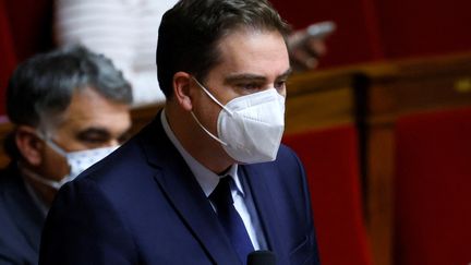 Le député Olivier Becht, lors d'une session de questions au gouvernement à l'Assemblée nationale, le 8 décembre 2020. (THOMAS SAMSON / AFP)