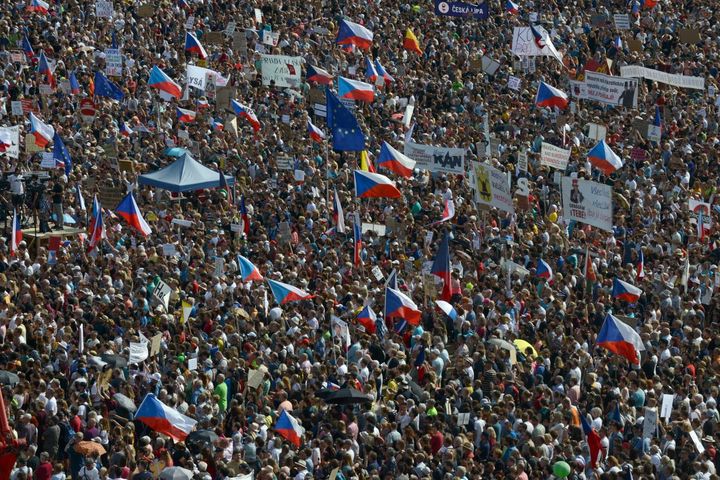 Quelque 250 000 personnes ont participé à la manifestation, selon les organisateurs du rassemblement et des médias locaux. (MICHAL CIZEK / AFP)