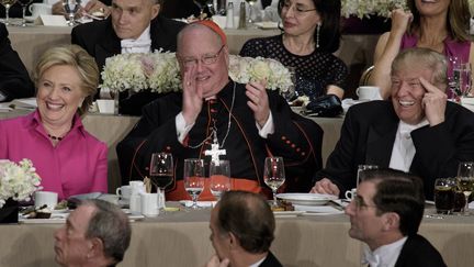 Hillary Clinton, le cardinal de New York, Timothy Dolan, et Donald Trump, lors d'un d&icirc;ner de gala, &agrave; New York (Etats-Unis), le 20 octobre 2016.&nbsp; (BRENDAN SMIALOWSKI / AFP)