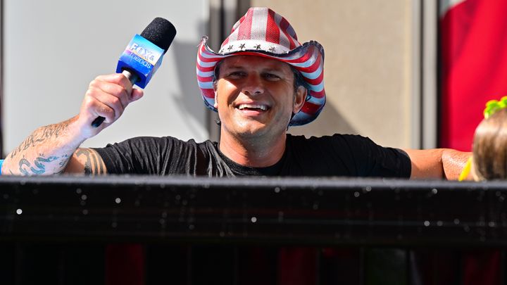 Pete Hegseth célèbre la fête nationale des Etats-Unis lors de l'émission "Fox&Friends Weekend", le 4 juillet 2021, à New York. (JAMES DEVANEY / GC IMAGES / GETTY IMAGES)