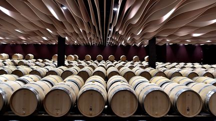 Des tonneaux dans une cave à vin à&nbsp;Saint-Julien-Beychevelle (Gironde), le 30 mars 2017. (Photo d'illustration) (GEORGES GOBET / AFP)