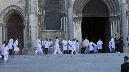 Infirmière tuée à Reims : de nombreux soignants présents pour les obsèques de Carène Mézino (FRANCE 2)