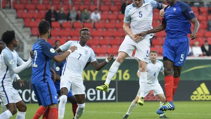 Le défenseur des moins de 19 ans français, Issa Diop, au duel aérien contre l'Angleterre.  (THOMAS KIENZLE / AFP)