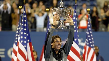 Le 13 septembre 2010, cinq ans après sa première victoire en Grand Chelem, le taureau de Manacor complète enfin le quartet en remportant l'US Open dès sa première finale en terre new-yorkaise, contre Novak Djokovic (6-4, 5-7, 6-4, 6-2). C'est la première des neuf finales de Grand Chelem entre les deux hommes. (TIMOTHY A. CLARY / AFP)