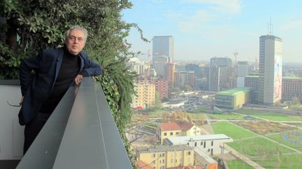 L'architecte italien Stefano Boeri, sur le balcon de sa tour végétale "Forêt verticale", le 26 novembre 2018 à Milan. (ANNETTE REUTHER / DPA)