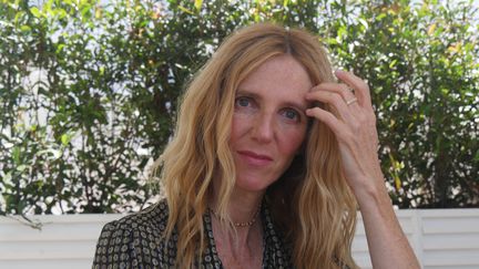 L'actrice et réalisatrice Sandrine KIberlain, le 9 juillet 2021 à la Terrasse Albane à Cannes.&nbsp;
 (LCA / FRANCEINFO)