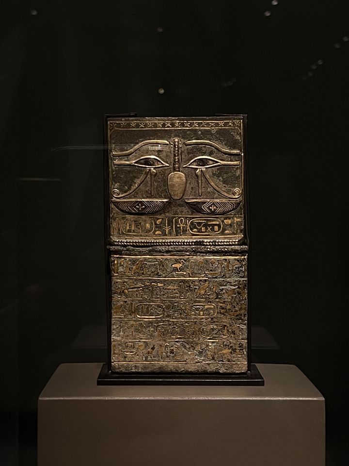 "Étui de Chépénoupet", chapelle d'Osiris Padiaânkh (?), 25e dynastie, musée du Louvre, département des Antiquités égyptiennes. (NISRINE MANAI / FRANCEINFO CULTURE)