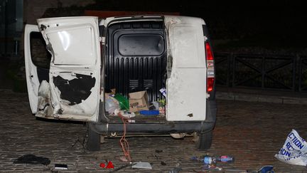 La police a découvert deux bonbonnes de gaz dans le coffre d'un véhicule, jeudi 2 mars, dont le conducteur avait brûlé un feu rouge près de la Porte de Hal à Bruxelles (Belgique).&nbsp; (CITIZENSIDE/OLIVIER GOUALLEC / CITIZENSIDE / AFP)