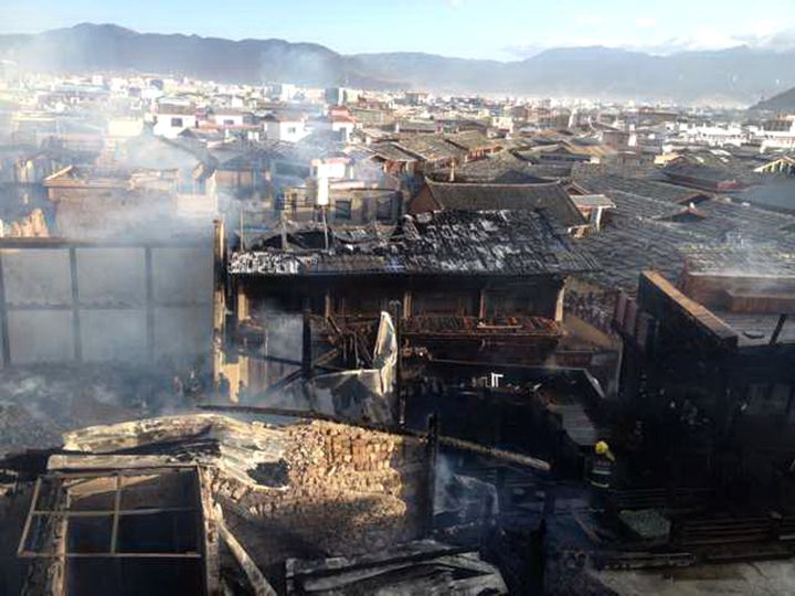 Photographie prise avec un téléphone portable du village dévasté par les flammes
 (XINHUA / AFP)