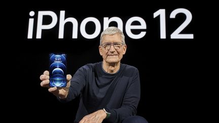 Le PDG d'Appel Tim Cook dévoile le nouvel Iphone 12, le 13 octobre 2020 en Californie. (BROOKS KRAFT / APPLE INC.)