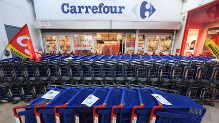 Des employés du magasin Carrefour, à Marseille, ont bloqué l'entrée ce samedi, pour dénoncer la suppression prévue de 2 400 postes. (BORIS HORVAT / AFP)