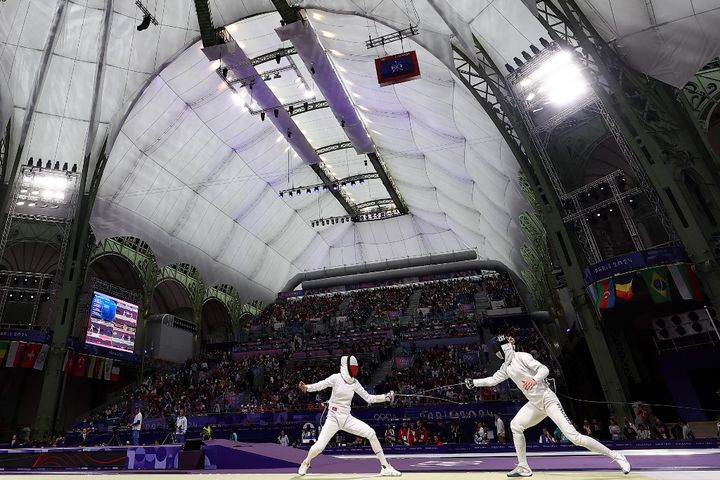 La Polonaise Alicja Klasik face à l'Estonienne Nelli Differt lors du tournoi olympique d'escrime, le 27 juillet 2024, au Grand Palais de Paris. (FRANCK FIFE / AFP)