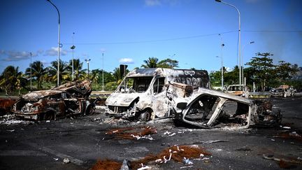 Des véhicules calcinés sur un rond-point de&nbsp;Montebello à Petit-Bourg, en Guadeloupe, le 23 novembre 2021. (CHRISTOPHE ARCHAMBAULT / AFP)