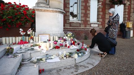 Devant l'édifice municipal, de pierres et de briques, des dizaines de bougies ont été allumées le 26 juillet 2016. (MAXPPP)