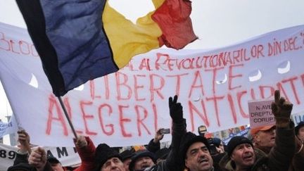 Des manifestants, square de la Liberté, à Bucarest, le 24/01/2012 (AFP/DANIEL MIHAILESCU)