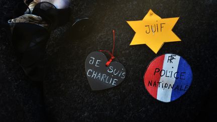 Une femme portant des autocollants "Je suis Charlie" (Je suis Charlie), "la Police nationale" et "juf" le 11 Janvier 2015 &agrave; Strasbourg (PATRICK HERTZOG / AFP)