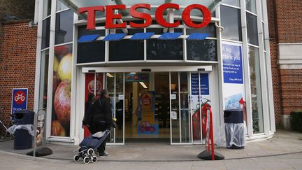 Une femme entre dans un supermarch&eacute; Tesco, &agrave; Londres, le 23 octobre 2014. (STEFAN WERMUTH / REUTERS)