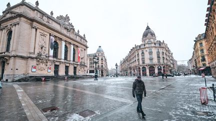 Un passant à Lille (Nord), le 8 février 2021. (QUENTIN SAISON / HANS LUCAS / AFP)