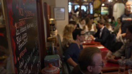 Le bistrot est un symbole de l’art de vivre à la française. Il vient d’être classé au patrimoine culturel immatériel, dans l’idée de préserver un mode de vie menacé dans les zones rurales, comme dans les grandes villes françaises. (France 2)