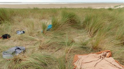 Des vêtements abandonnés sur une dune des Gravelines, près de Dunkerque, le 12 octobre 2021. (SYLVAIN LEFEVRE / HANS LUCAS / AFP)