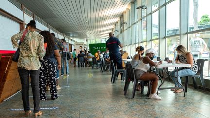 Un centre de vaccination à Pointe-à-Pitre en Guadeloupe.&nbsp; (YANNICK MONDELO / AFP)