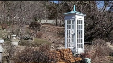 Japon : à Fukushima, une cabine téléphonique pour parler aux morts (Capture d'écran franceinfo)