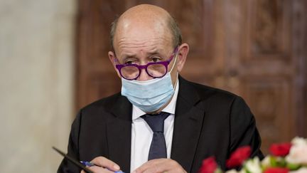 Le ministre des Affaires étrangères, Jean-Yves Le Drian, le 22 octobre 2020 à Tunis (Tunisie). (FETHI BELAID / AFP)