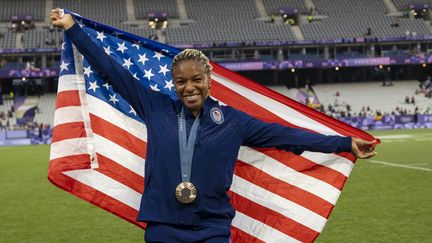 La joueuse de rugby à 7 américaine Ariana Ramsey après sa médaille de bronze aux Jeux Olympiques, au Stade de France, à Saint-Denis, le 30 juillet 2024. (ALEX HO/ISI PHOTOS / GETTY IMAGES EUROPE)