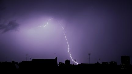 Un orage au-dessus de Tours (Indre-et-Loire), le 29 août 2018. (GUILLAUME SOUVANT / AFP)