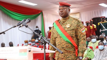 Le&nbsp;lieutenant-colonel Paul-Henri Sandaogo Damiba, chef de la junte au pouvoir au Burkina Faso, ici lors de sa prestation de serment devant le Conseil constitutionnel, à Ouagadougou, le 16 février 2022. (BURKINA FASO PRESIDENCY / AFP)