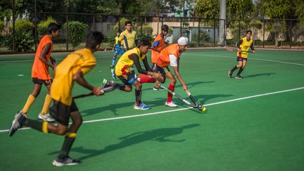 Un entraînement de hockey sur gazon à New Delhi, en Inde, le 8 avril 2016. (ROBERTO SCHMIDT / AFP)