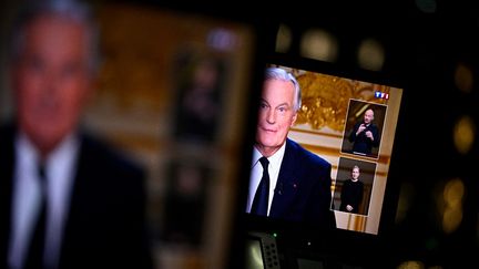 Le Premier ministre français Michel Barnier lors d'une interview télévisée diffusée dans le journal du soir sur les chaînes de télévision TF1 et France 2, à l'Hôtel Matignon à Paris, le 3 décembre 2024. (JULIEN DE ROSA / AFP)