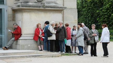 Des retraités patientent devant le musée du Jeu de paume à Paris le 31 mai 2010 (AFP - DAVID FRITZ)